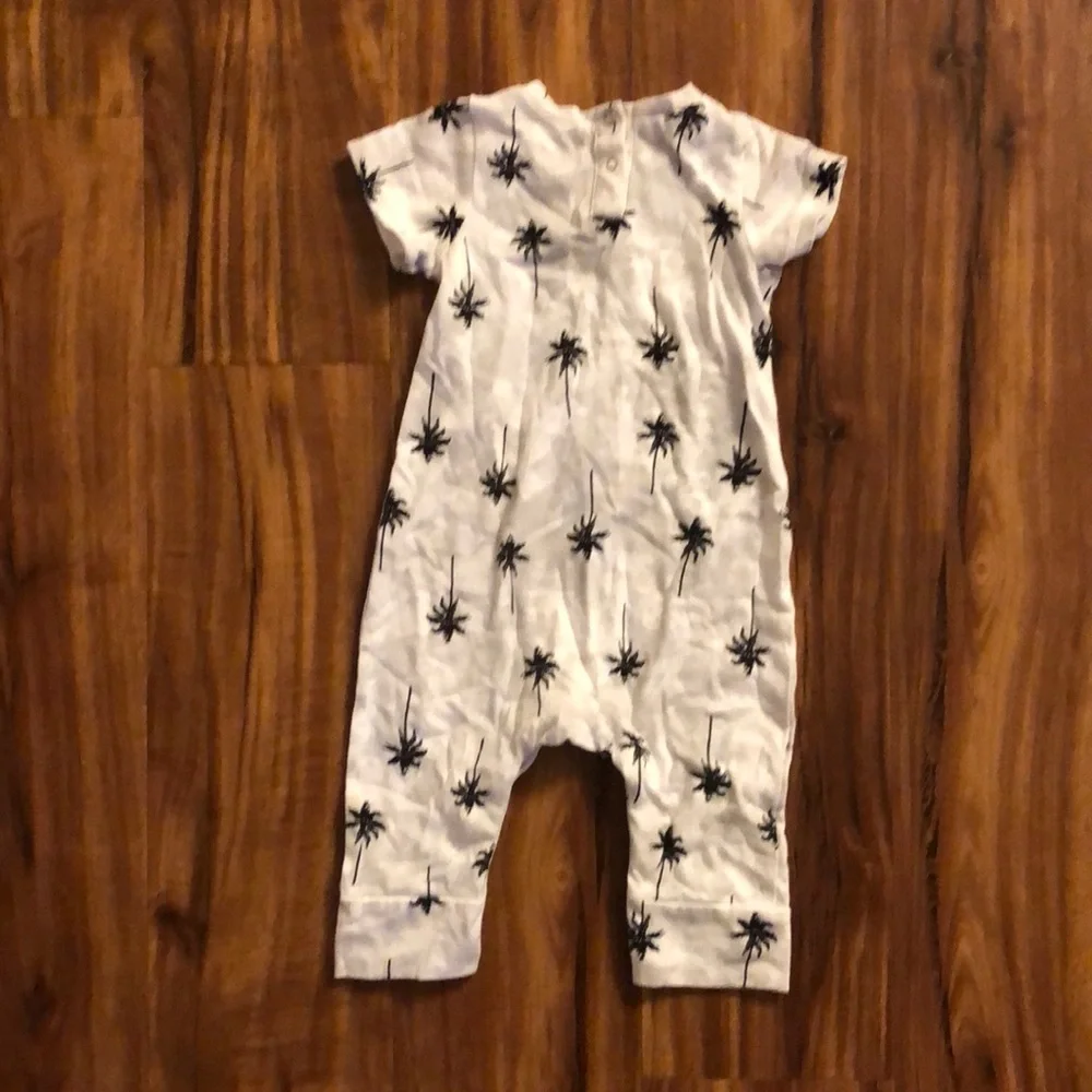 Cute onesie - Picture 1 of 4